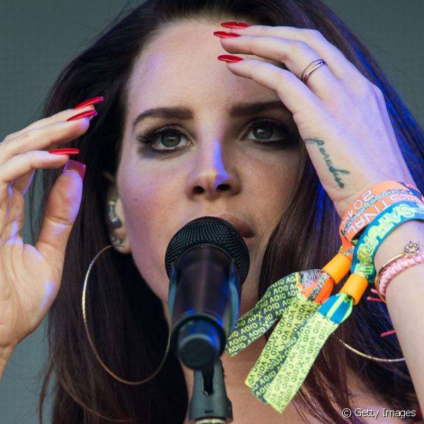 Para o Glastonbury Festival de 2014, Lana optou pelas suas tradicionais unhas vermelhas